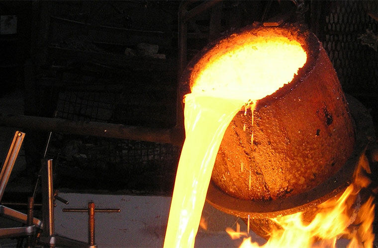 工业“第三只眼”:红外测温仪如何革新高温生产安全与效率