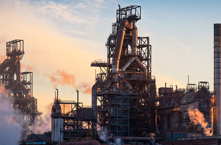 炼钢厂里的“透视眼”：高温型测温热像仪如何引爆工业监测革命