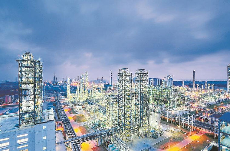 石化红外热像仪如何穿透烟雾实现反应釜360°无死角监测？