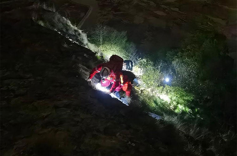 黑夜里的“透视眼”:专业手持热成像夜视仪如何在搜救中救人于无形?